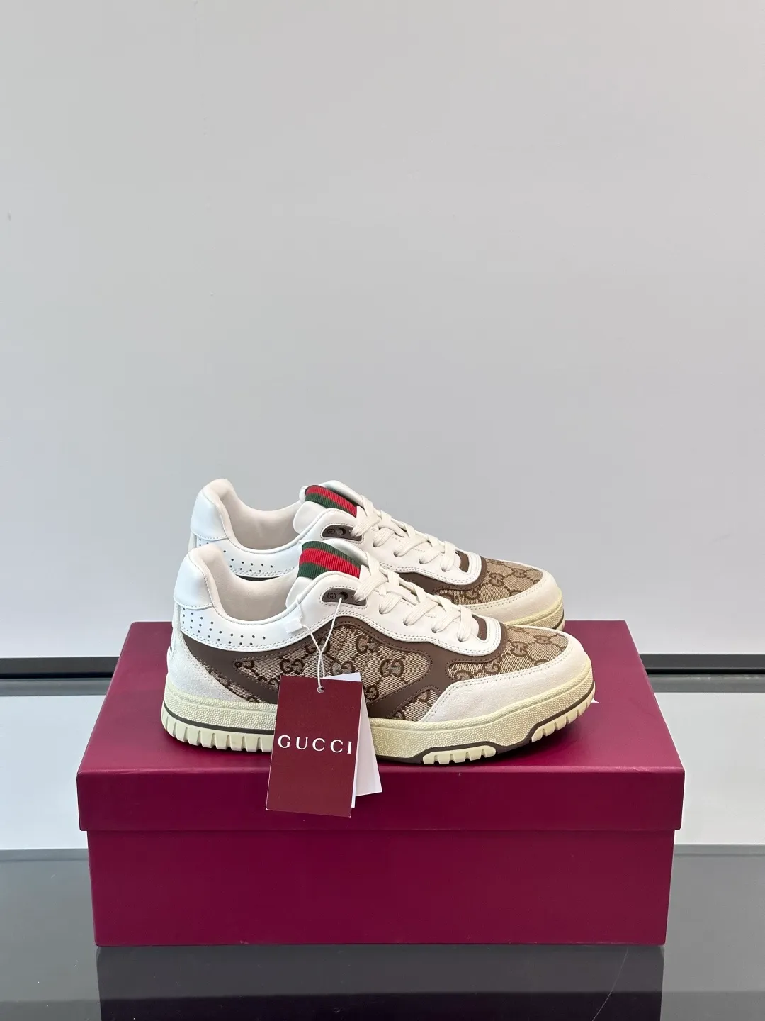 Men's Men's Shoes 💰480 [New Style] 🦨🦨Gucci 𝐆𝐮𝐜𝐜𝐢 𝐑𝐞-𝐖𝐞𝐛 As a sneaker created by Sabato De Sarno for Gucci, the Re-Web series reinterprets the brand's classic stripes, with bold and unique details to set off a modern silhouette design. These shoes are crafted from white leather. This new sneaker is ingeniously decorated with many of the brand's classic details, and is equipped with a bright red and green webbing tongue, which will make people fall in love at first sight. White leather has been specially treated to be soft and shiny, with an embossed grained texture. Script Gucci logo and Interlocking G web label with Interlocking G and script Gucci logo. Rubber outsole with Interlocking G detail eyelets. Web tongue. Size: Female 35-40 (Female 41, 42 customized). Male 38-44 (45, 46 customized)